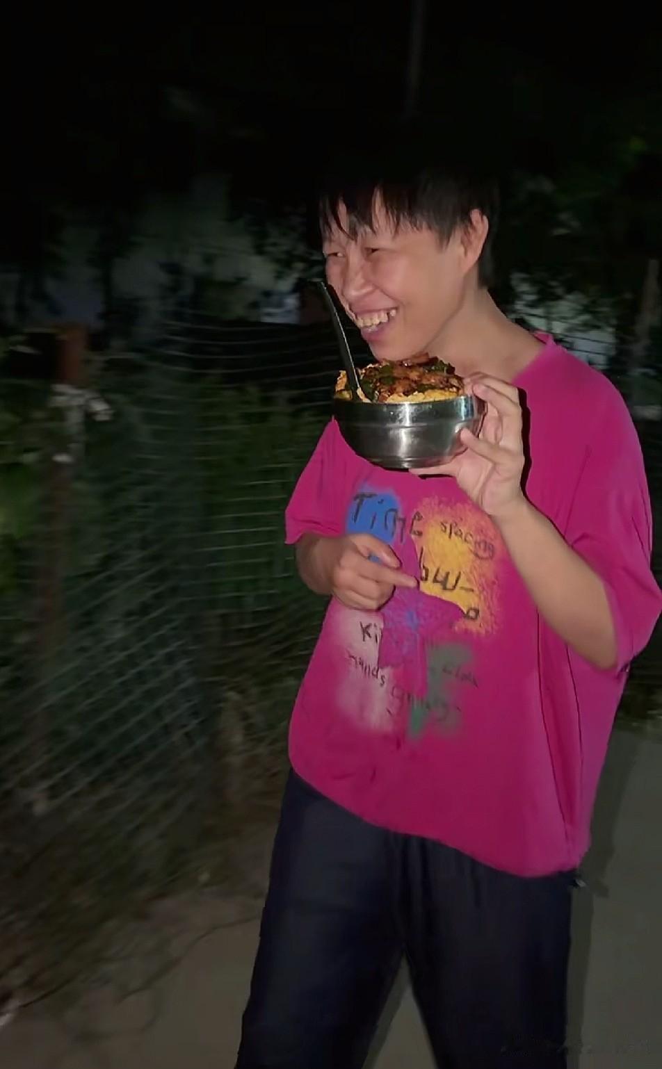 优雅永不过时，看着满满当当的饭菜，梦秋开心的边笑边吞口水