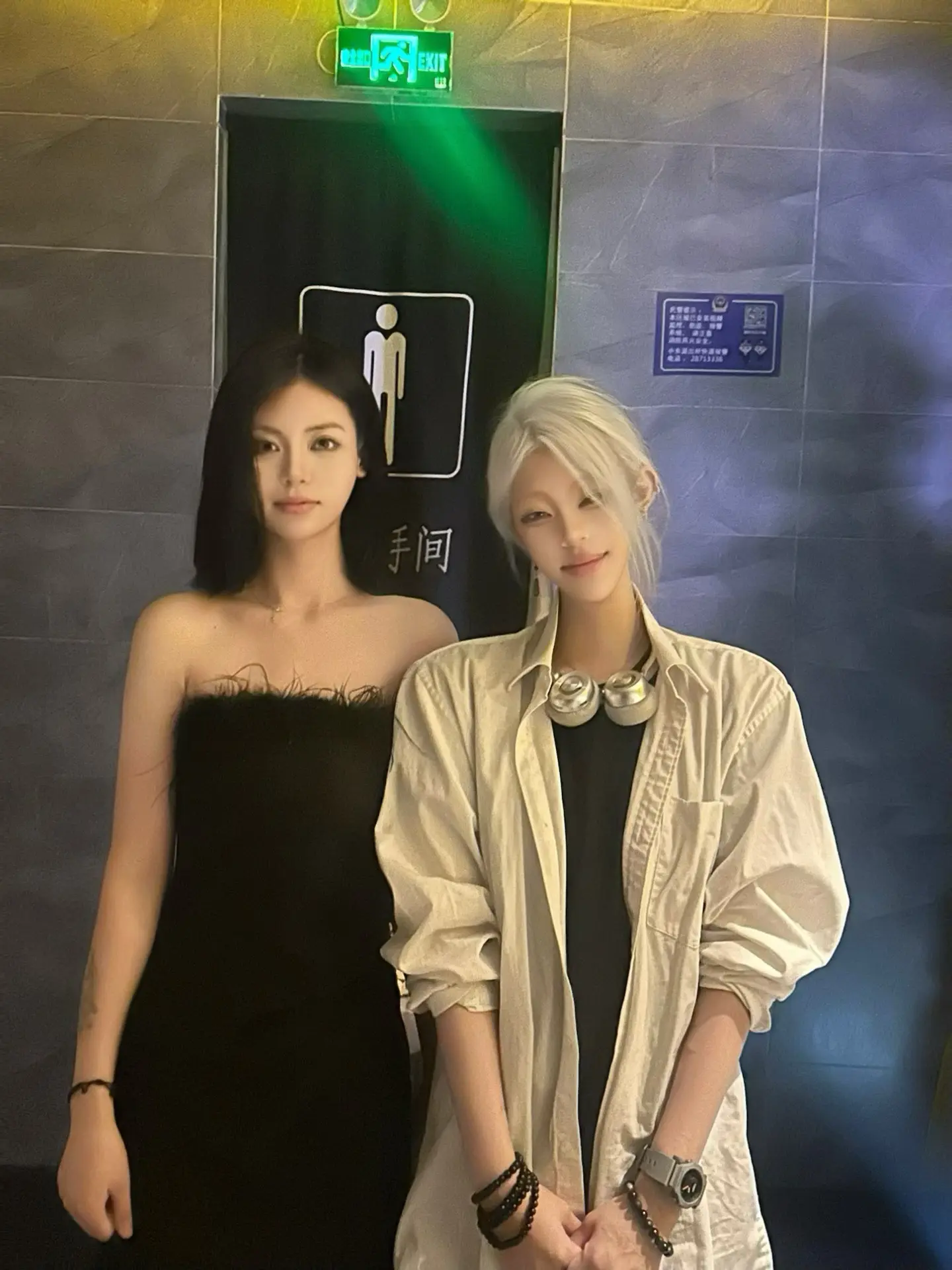 遇见了可爱的粉丝小女孩 我们已经在这里遇见三次了 她是非常开朗的女孩 ...