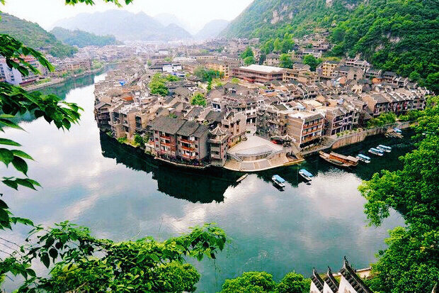 贵州 · 镇远古城 ，青山含黛，锦绣楼台；河水蜿蜒，渔舟唱晚。 ​​​​