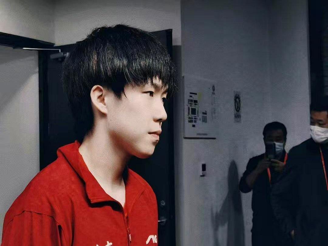 混双刚拼完不到3小时，就被推上男单关键战，这不是热身，这是硬扛。
美国大满贯上，