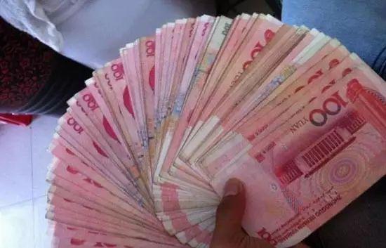 大家有没有发现手机支付和现金支付区别很大吗！
手机扫码支付钱去的挺快的，现金支付