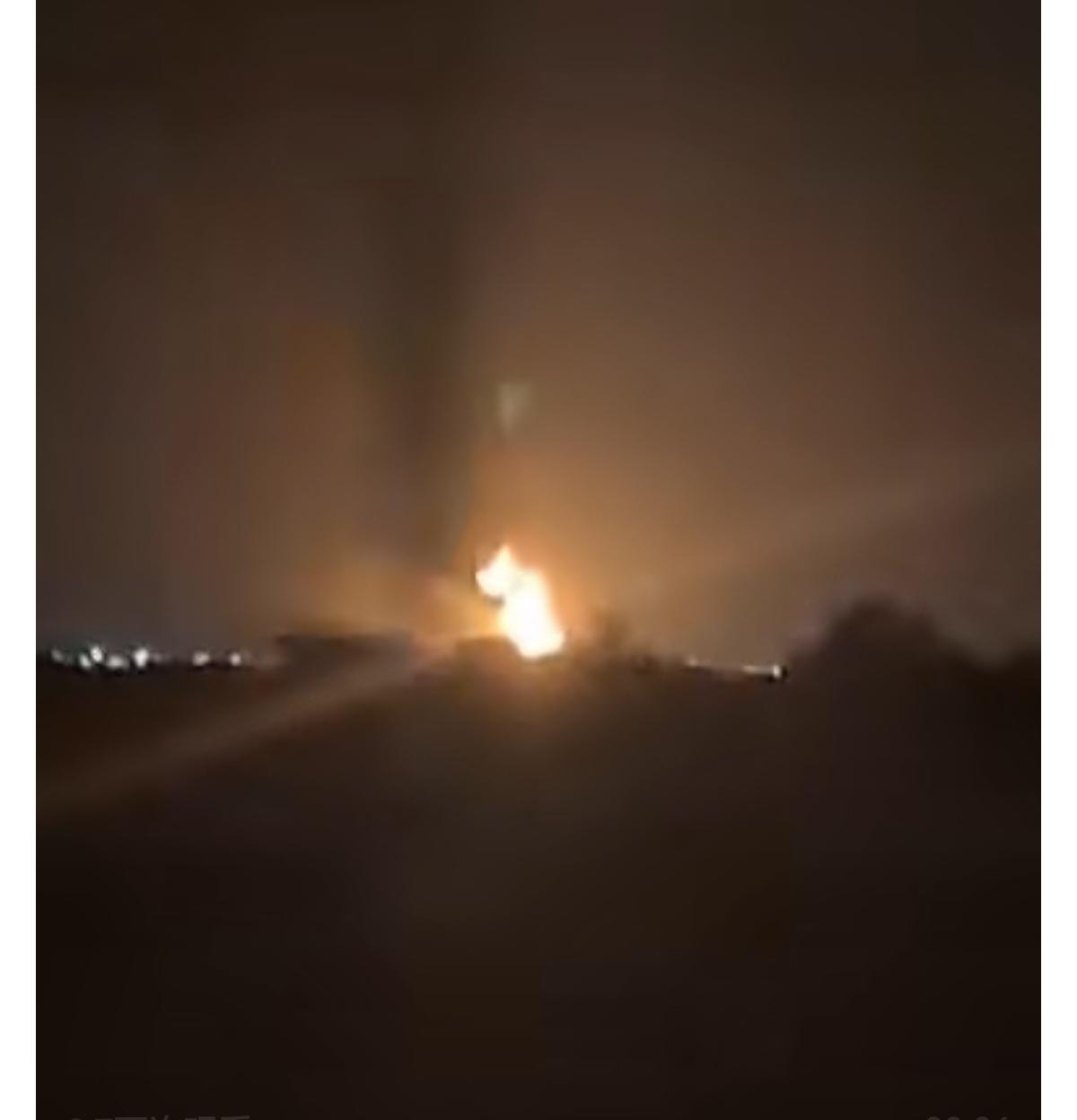 美国/以色列轰炸了伊朗格什姆机场附近的一个燃料库。

伊朗迈赫尔通讯社发布的画面