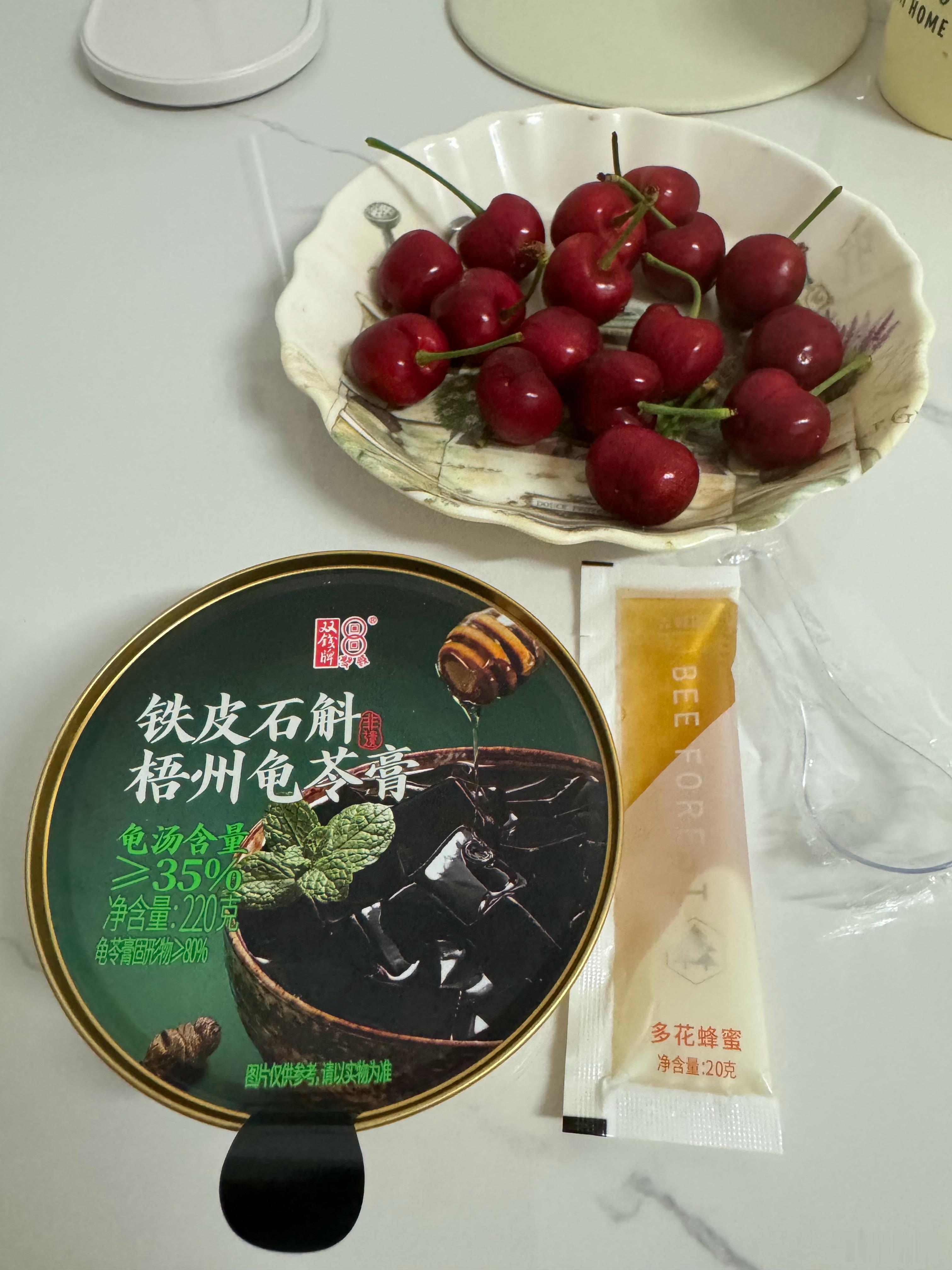只要没睡 就还算是周五晚上啊啊啊刚烘干完衣服龟苓膏加蜂蜜好吃 