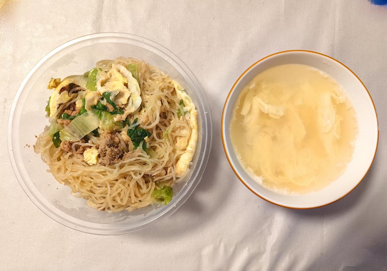 牛肉鸡蛋炒米粉、鸡蛋茶，简单的早餐，家的味道。

前晚剩的小半块卤牛肉切薄片，抓