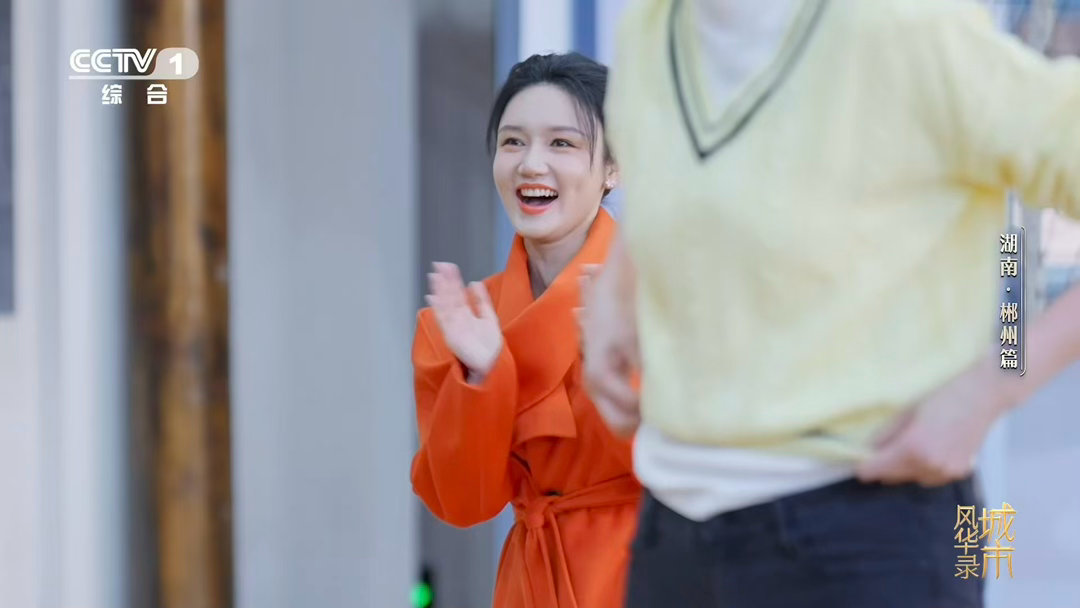 魏大勋遇女排冠军秒变小巧大勋平时上节目都是大长腿担当，这回站赵蕊蕊旁边，腿也不长