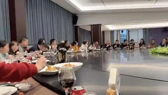 “有些菜，一旦错过就不再”，最近这句话成了职场人聚餐的扎心流行语。浙江宁波一家餐