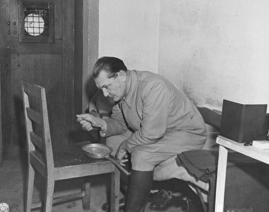 1945年，前帝国元帅赫尔曼·戈林在纽伦堡监狱的牢房里吃早餐，这是他因反人类罪受