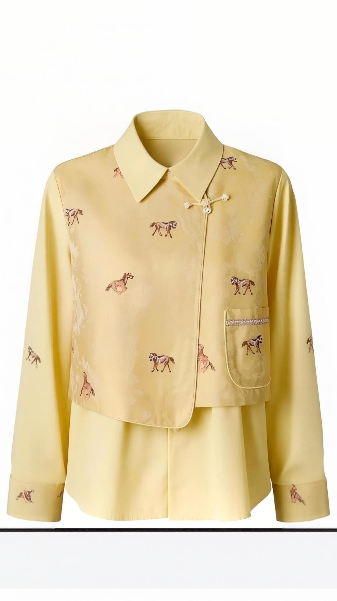 杏黄裁春，马影绣香
 
晨起的光穿过白纱窗，揉碎在杏黄色的衣袂上，像把初春的暖阳