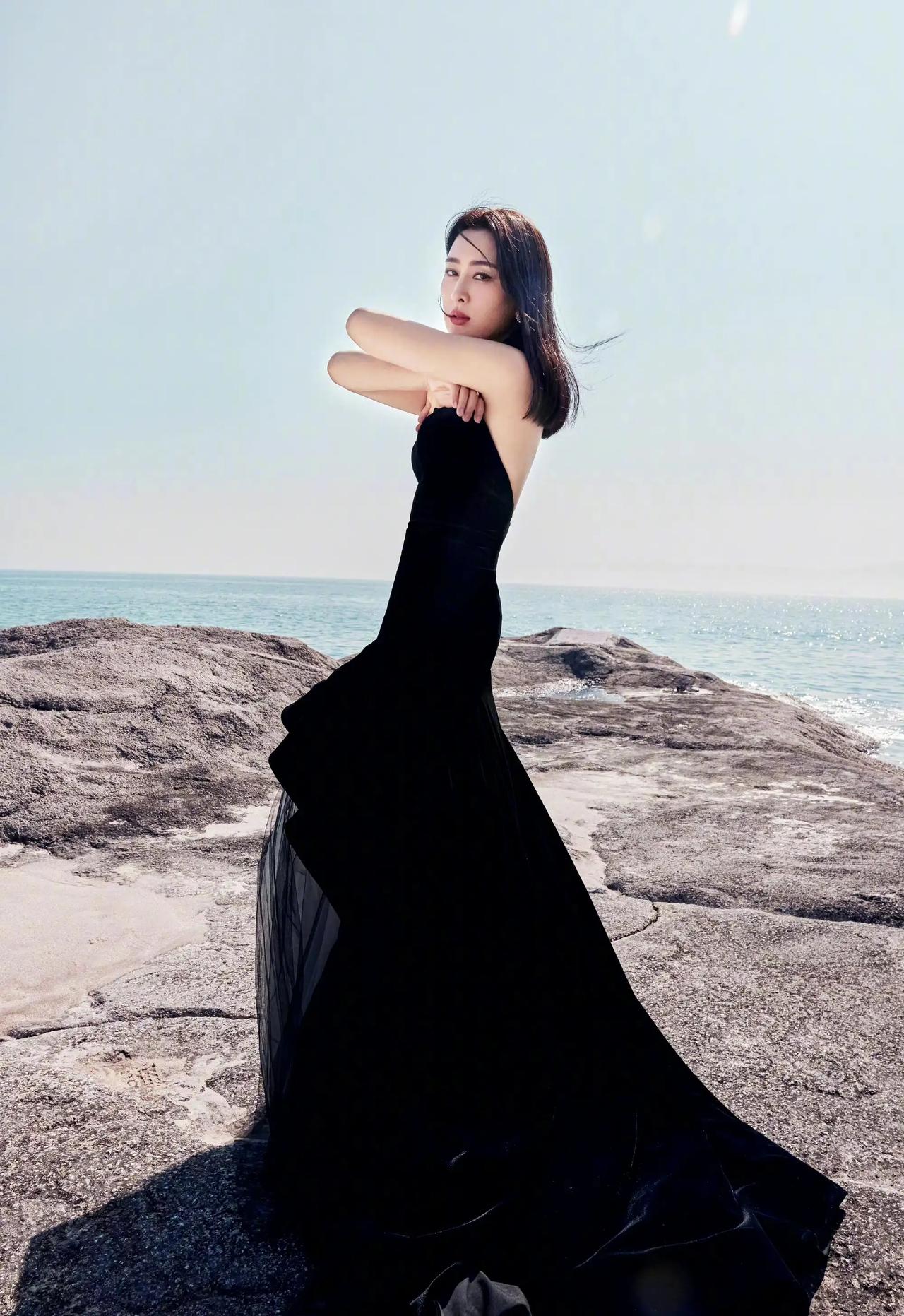 马苏，虽然已经很少出现在大众视线，但身材和颜值依然在线。

一款黑色礼服出镜，高