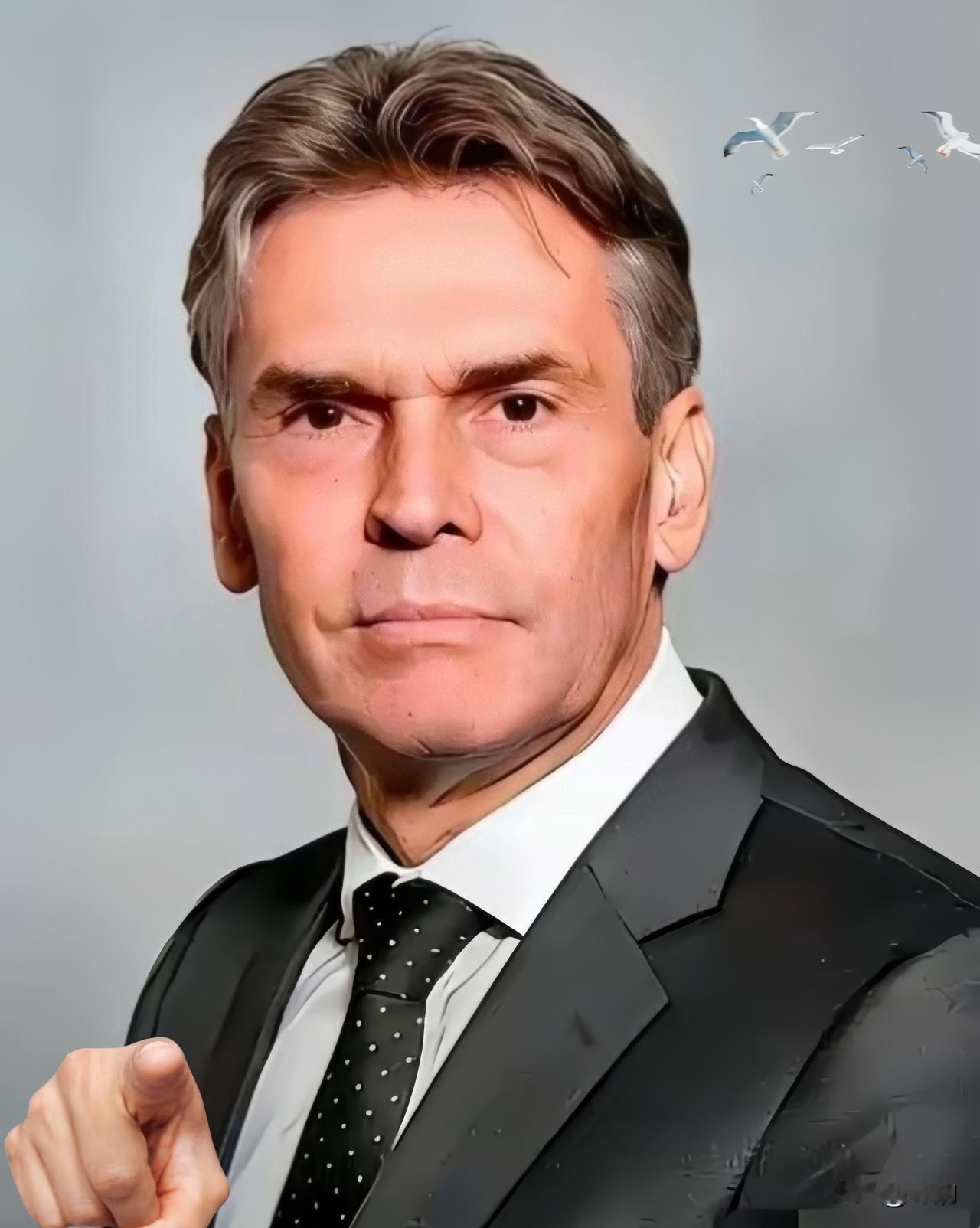 12月31日，这日子挑得真是有“心机”。

当全球都在辞旧迎新的氛围里倒计时，荷