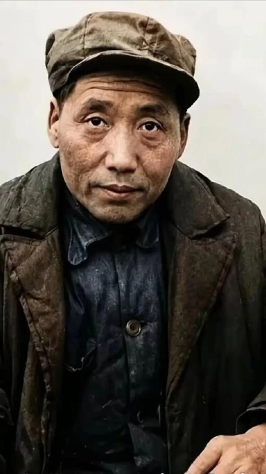 诋毁污蔑毛主席的小人们，睁开你们的眼睛瞧一瞧，他一生为国为民鞠躬尽瘁，令人心疼。
