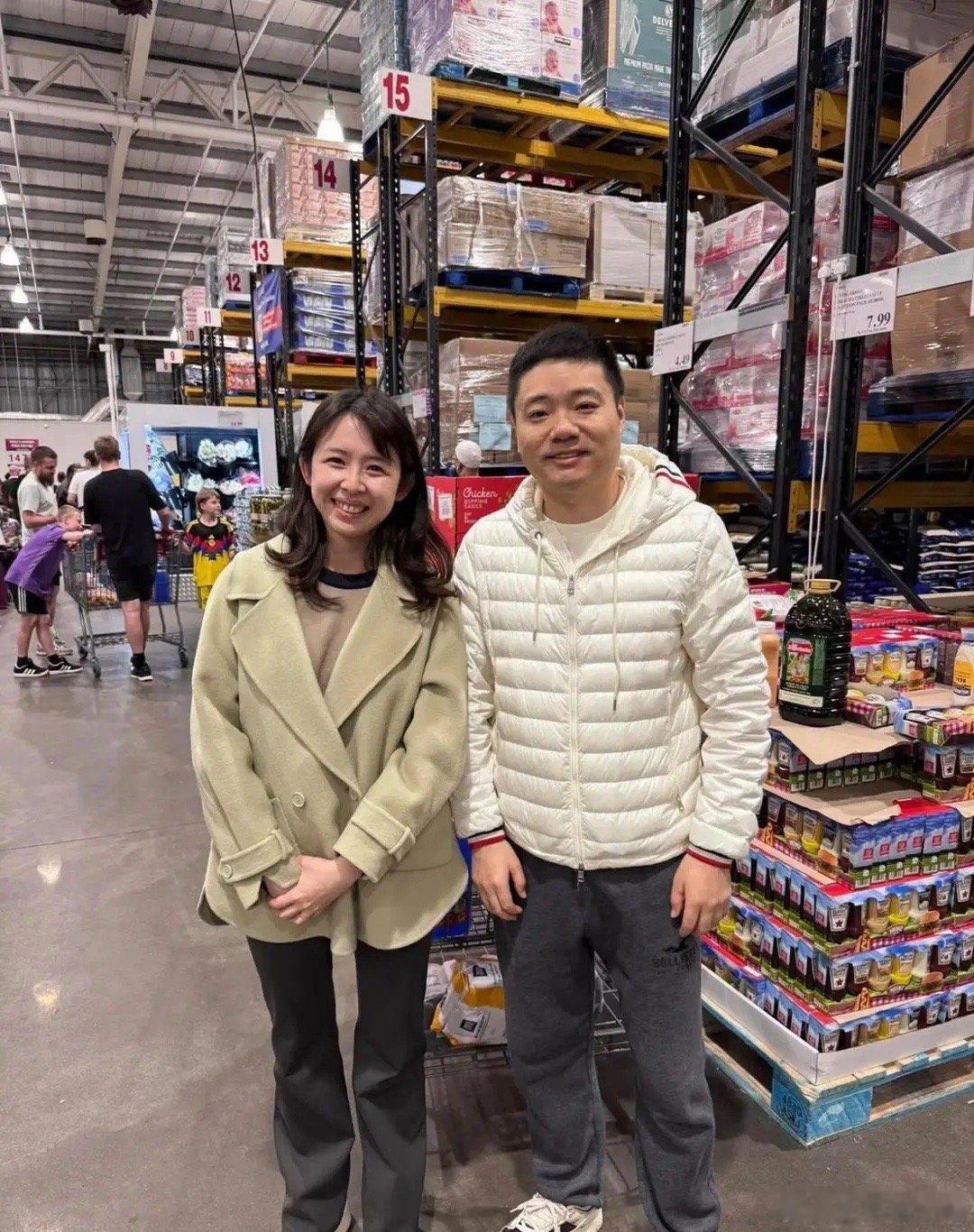 39岁丁俊晖现身英国一家大型商场购物被偶遇，他的穿衣打扮朴素大方，他现实中真人看