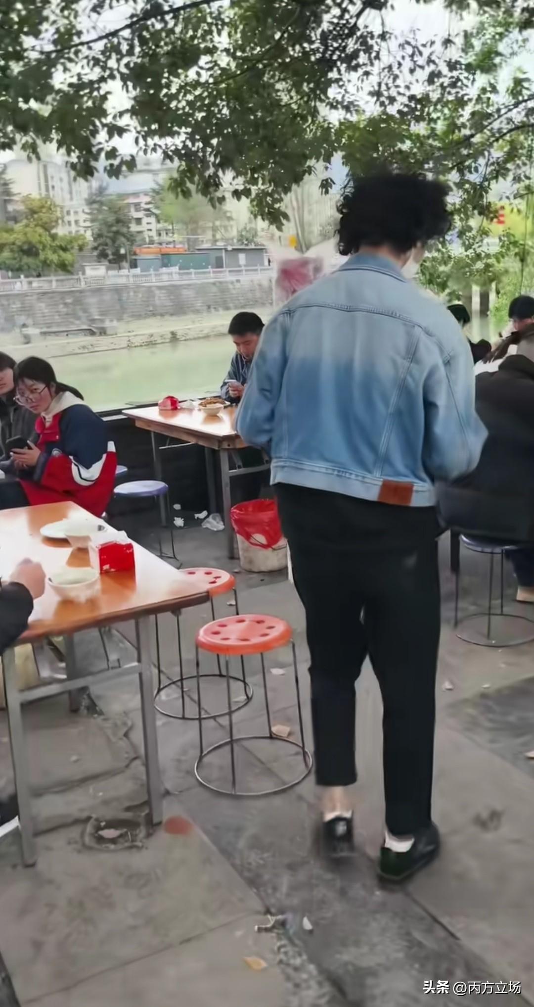 庞麦郎老师复出后，开巡演搞代言还开直播，年入60万到80万，依旧节约，依然选择在