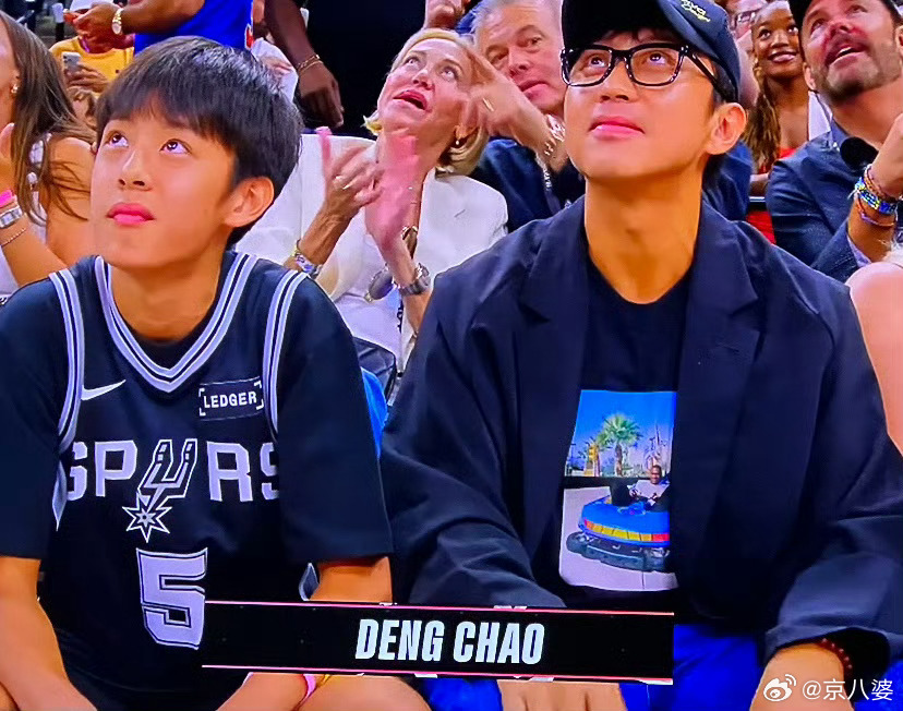 邓超带儿子等等看NBA总决赛现场，明星的孩子出生就已经赢在了起跑线…等等太帅了