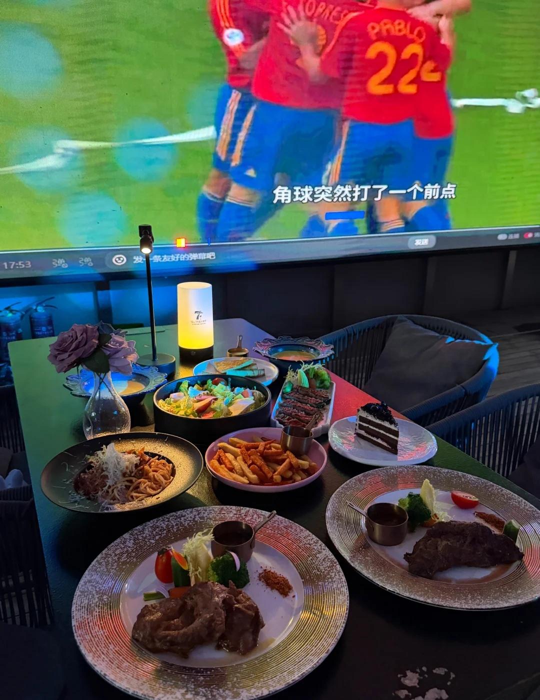 露台晚风+微醺特调🍷和crush的浪漫晚餐太绝
漳州漳州约会氛围感小酒馆 露台