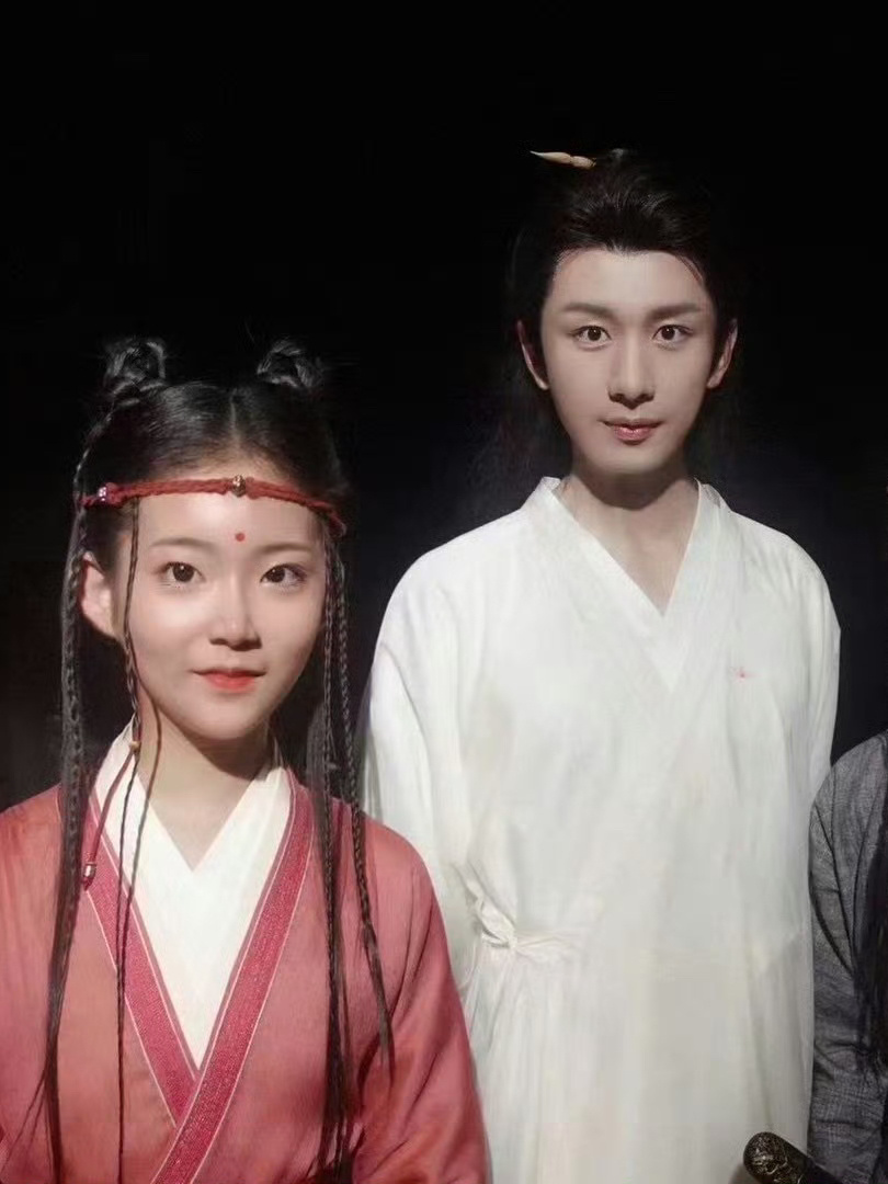 一组成毅与小演员的合影，祝大小朋友们，儿童节快乐，永远保持最纯粹的童心～六一文案