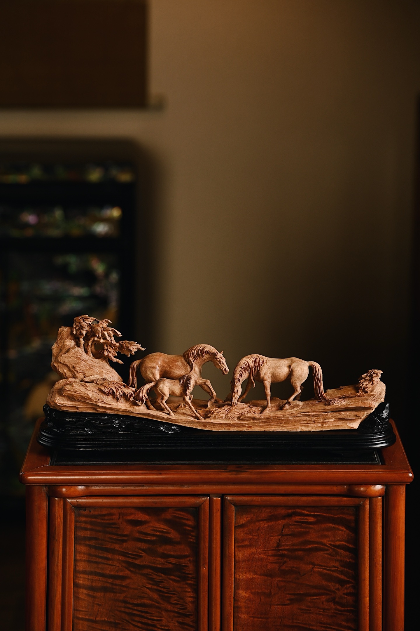 老山檀 | 悠然山野•骏马 摆件整料雕刻，骏马鬃毛宛然飘动，蹄足似踏平川，山野间