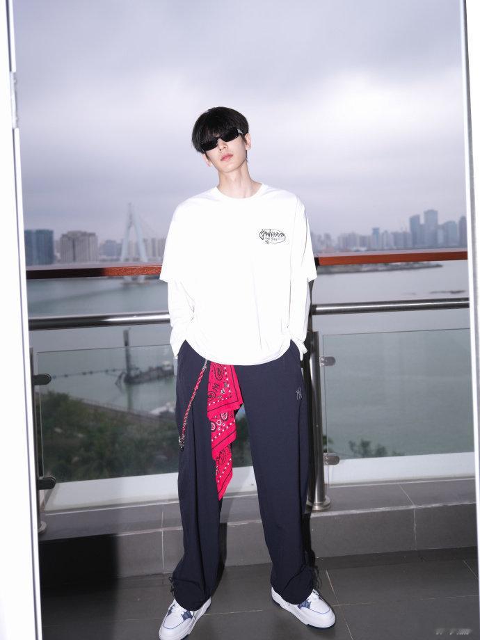 张凌赫请回答2026张凌赫白T顺毛男大张凌赫白T顺毛男大 