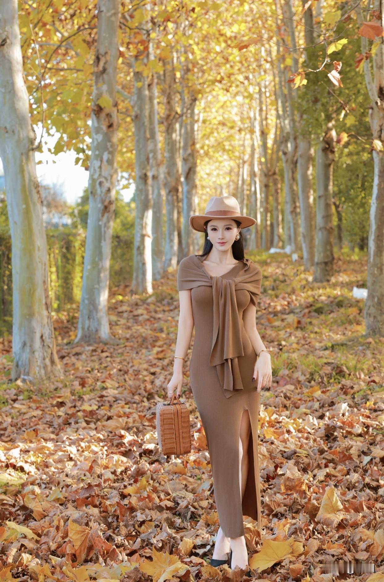 随手拍记录每一天。秋叶落，美人笑，岁月静好。