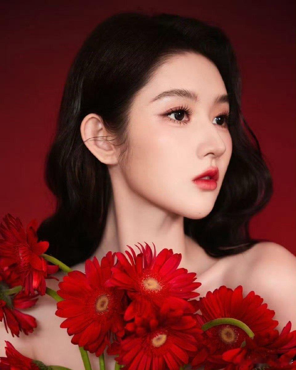 王玉雯这么红那么美 时尚的完成度，最终在于人。王玉雯用她的表现力证明，再好的华服