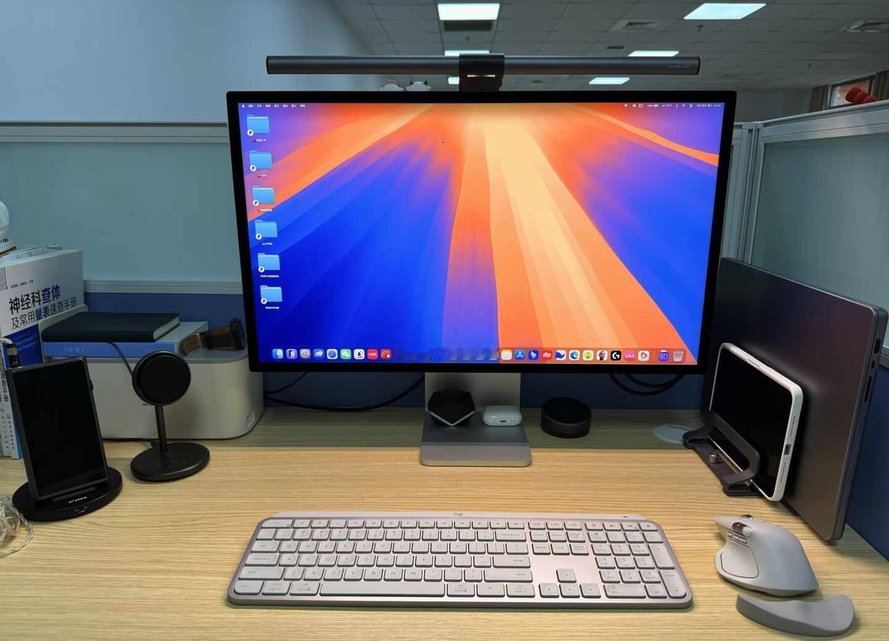 罗技键鼠办公组合
在单位用的是笔记本外接Studio Display XDR，开