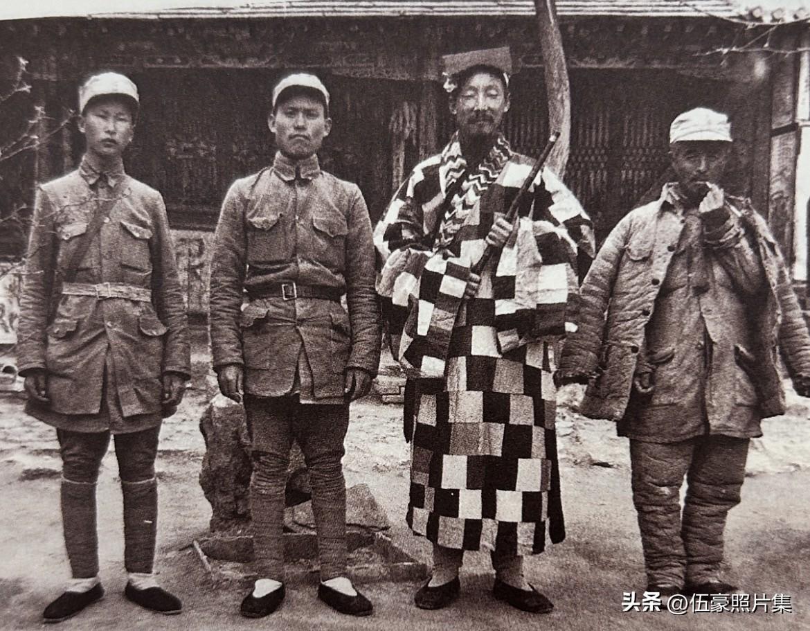 1942年春，“狼牙山五壮士”幸存者葛振林（左二）、宋学义（左一）在前往中国人民