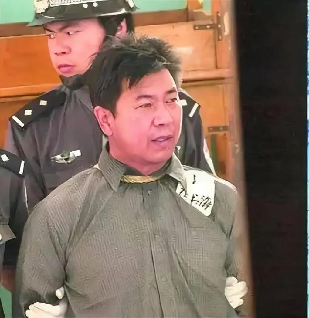 2001年9月，张书海被执行死刑，镜头中的张书海已经被五花大绑了起来，目露凶光，