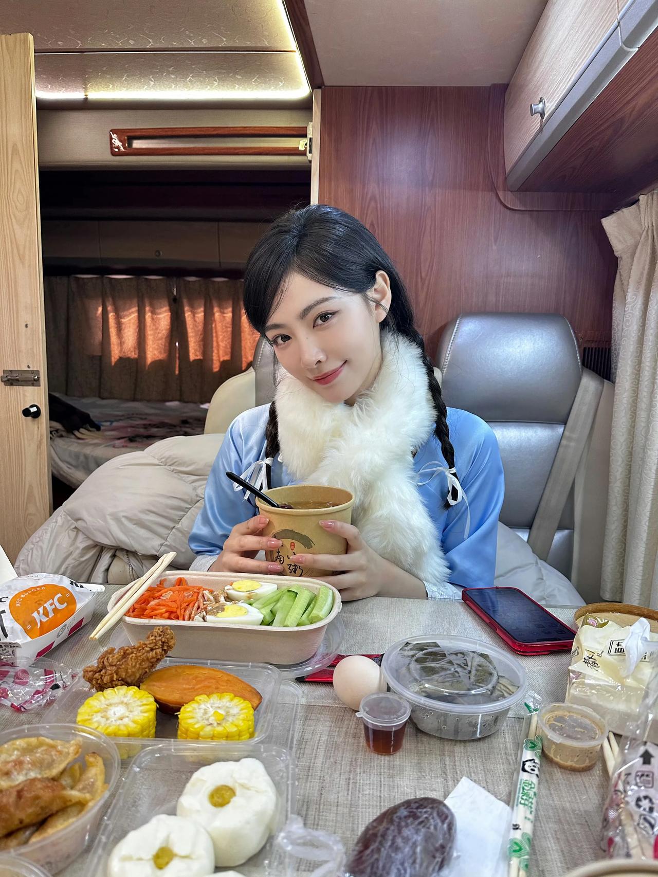 1.许凯《祈今朝》首播腾讯站内热度值突破23000。
2.王星越官宣成为AHKA