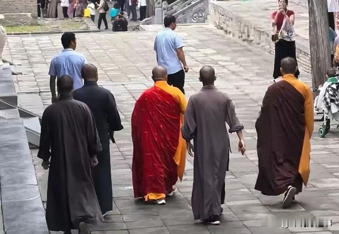 释永信真是能人，给天下的出家人作出了表率。
除了念经弘法，还能干点别的。