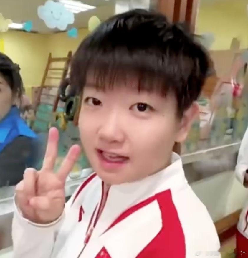 快乐就是孙颖莎的一句“趁现在比个耶”～清脆又元气，永远带着最珍贵的童心，认真生活