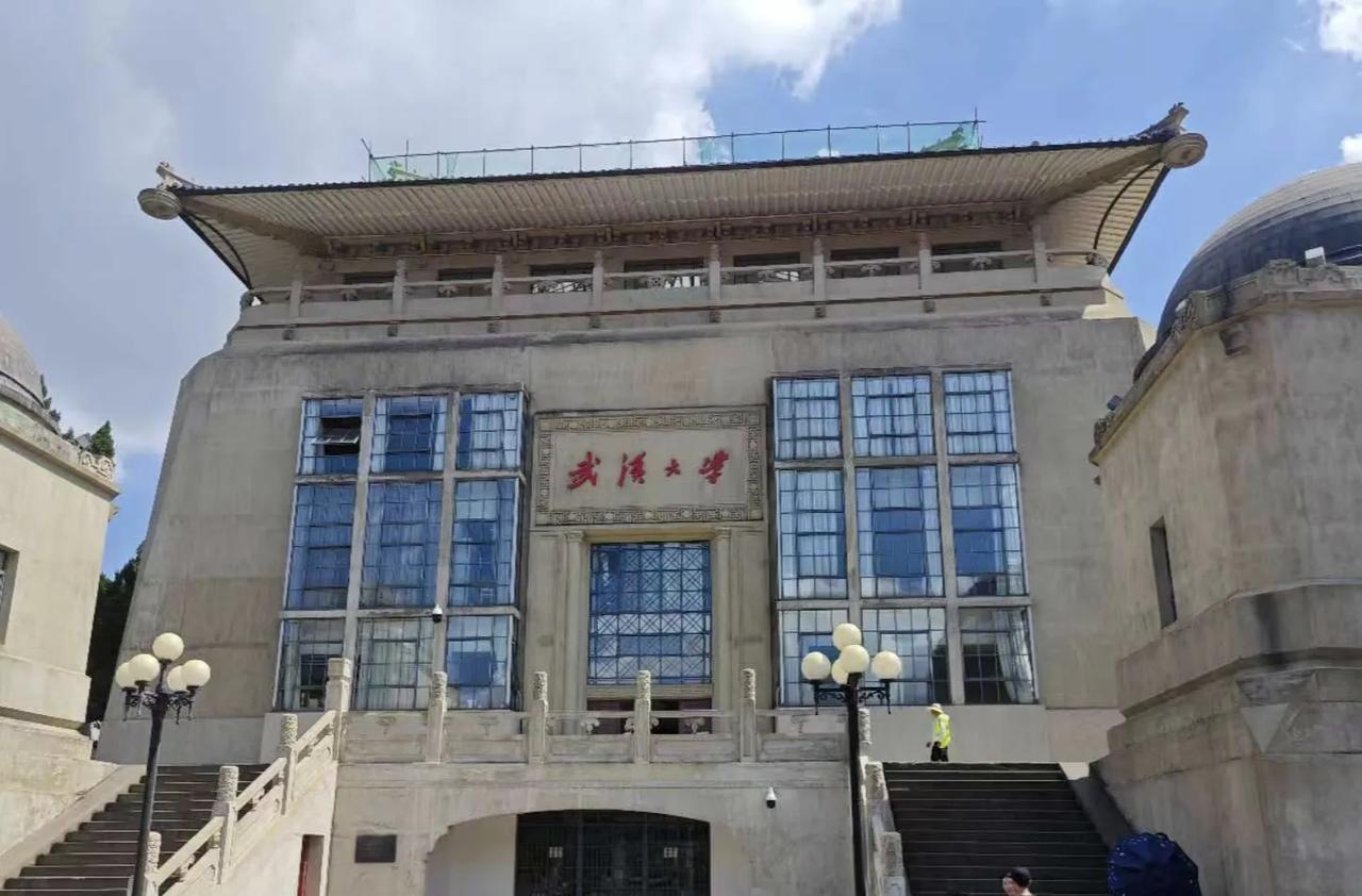 好吧，最后一次聊武大这个话题，希望不要被深夜拜访。
何为大学？大师，大胸怀，大责