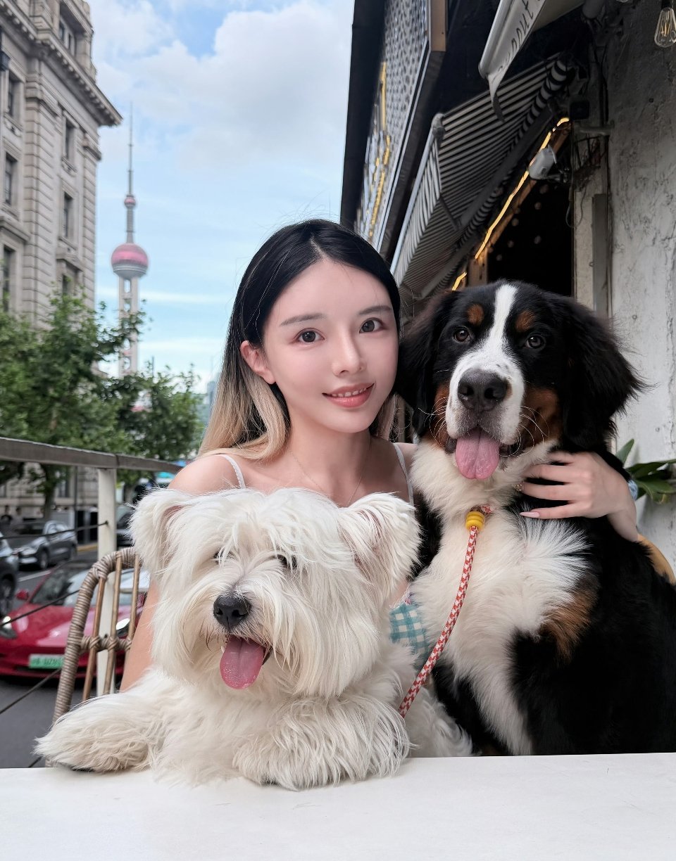 思慕社字母 我们都在克制，像两杯刚好倒满的水，不敢再添一滴。后来才明白，成年人的
