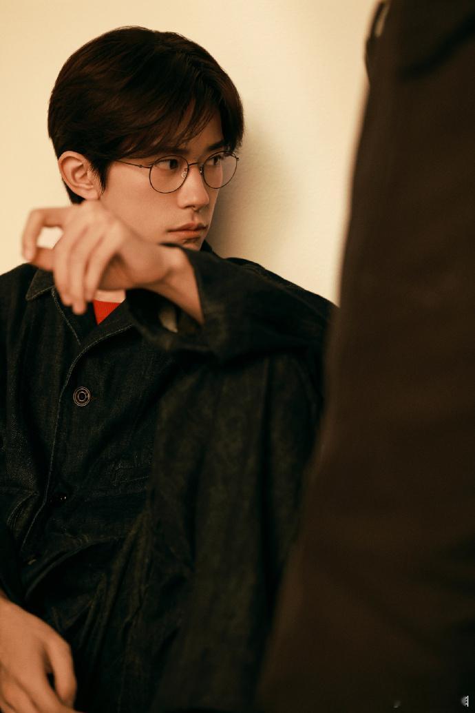 #易烊千玺眼镜适配度#易烊千玺的眼镜造型简直是无敌了！怎么可以这么帅！ 他的每一