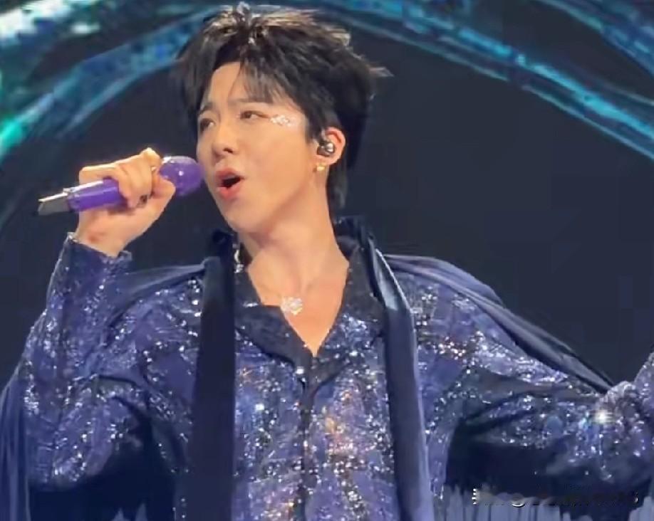 刘宇宁北京演唱会太逗了！
平时裹得超严实，
结果冬天开场直接V领真空上阵，
这波