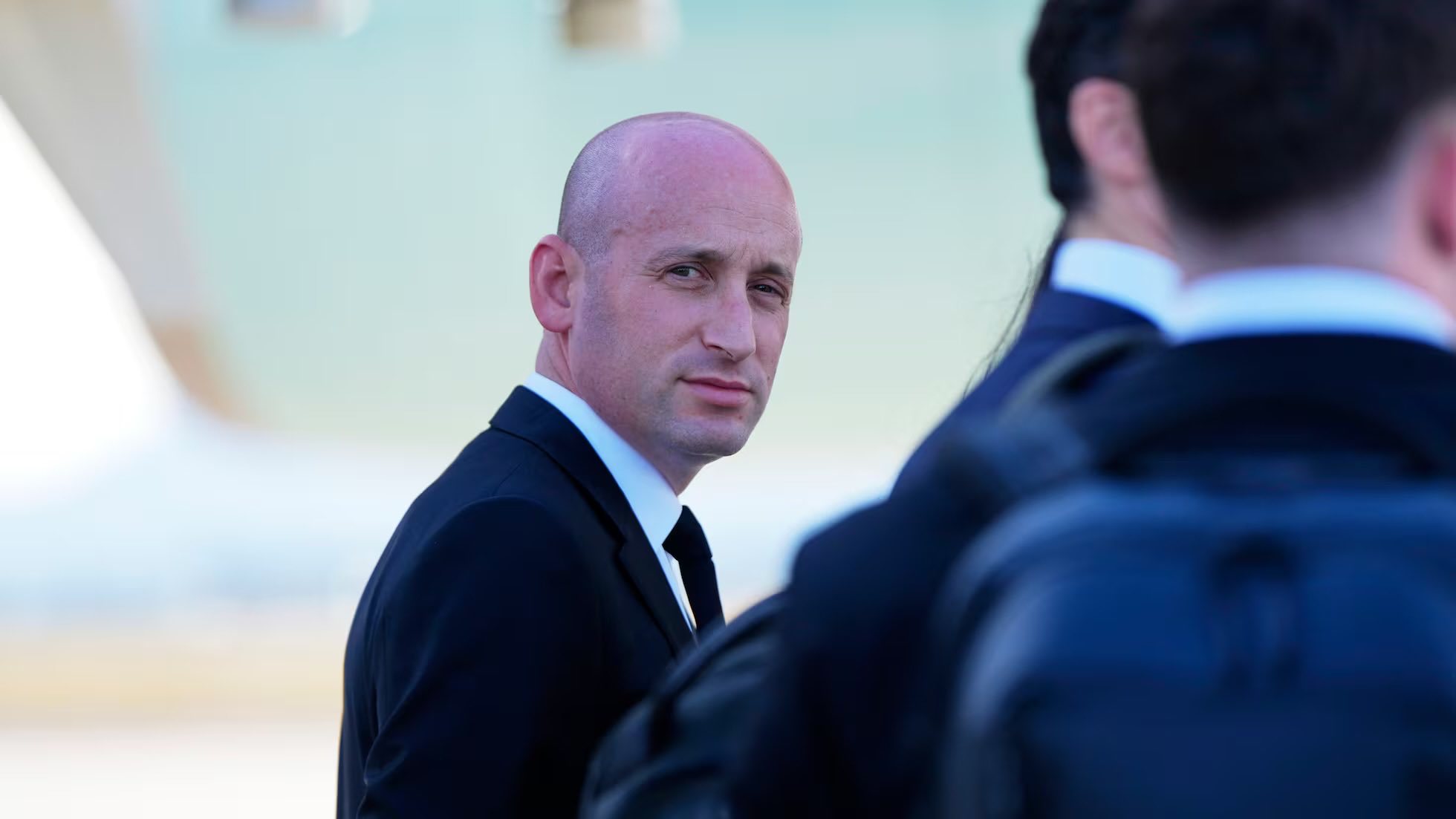 据《福布斯》报道，斯蒂芬·米勒（图一）是特朗普政府推动增加驱逐出境的幕后推手，他