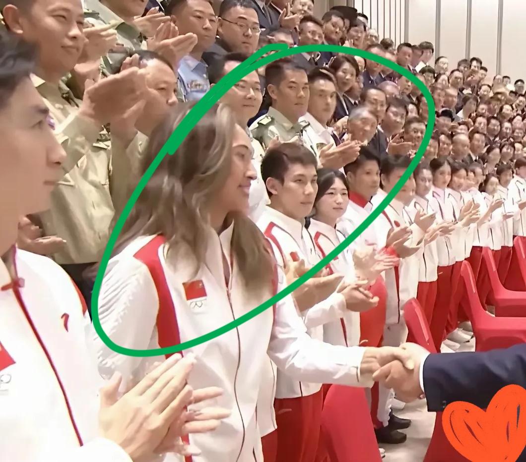 昨天接见运动员
和运动员第一个握手就是郑钦文
这是何等的荣誉啊
 
别看她现在排