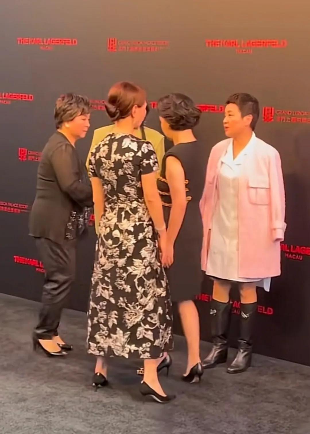 赌王一家人同框!
二太的四个女儿全都到场，四太带着儿女和儿媳加入，三太陈婉珍没到