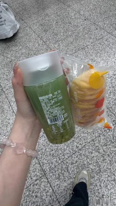 孙怡给粉丝送面包饮料孙怡火车站给粉丝送面包饮料孙怡火车站给粉丝送面包和饮料了！姐