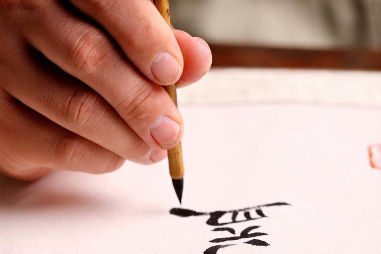 上联：墨写乾坤万里情
下联：笔书天地千古事