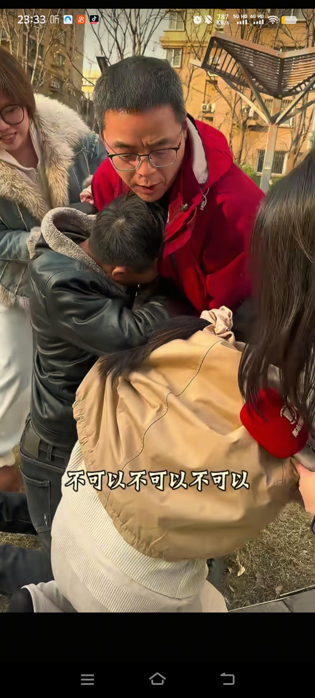 男儿膝下有黄金，当善良大爱的王佳一行给该困难家庭送去爱心的时候，两口子都绷不住了