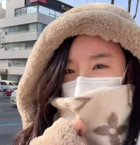 飞机上​有那么​多的乘客，你拒载谁不好，偏要去拦下急着看病的人。

这​场荒诞​