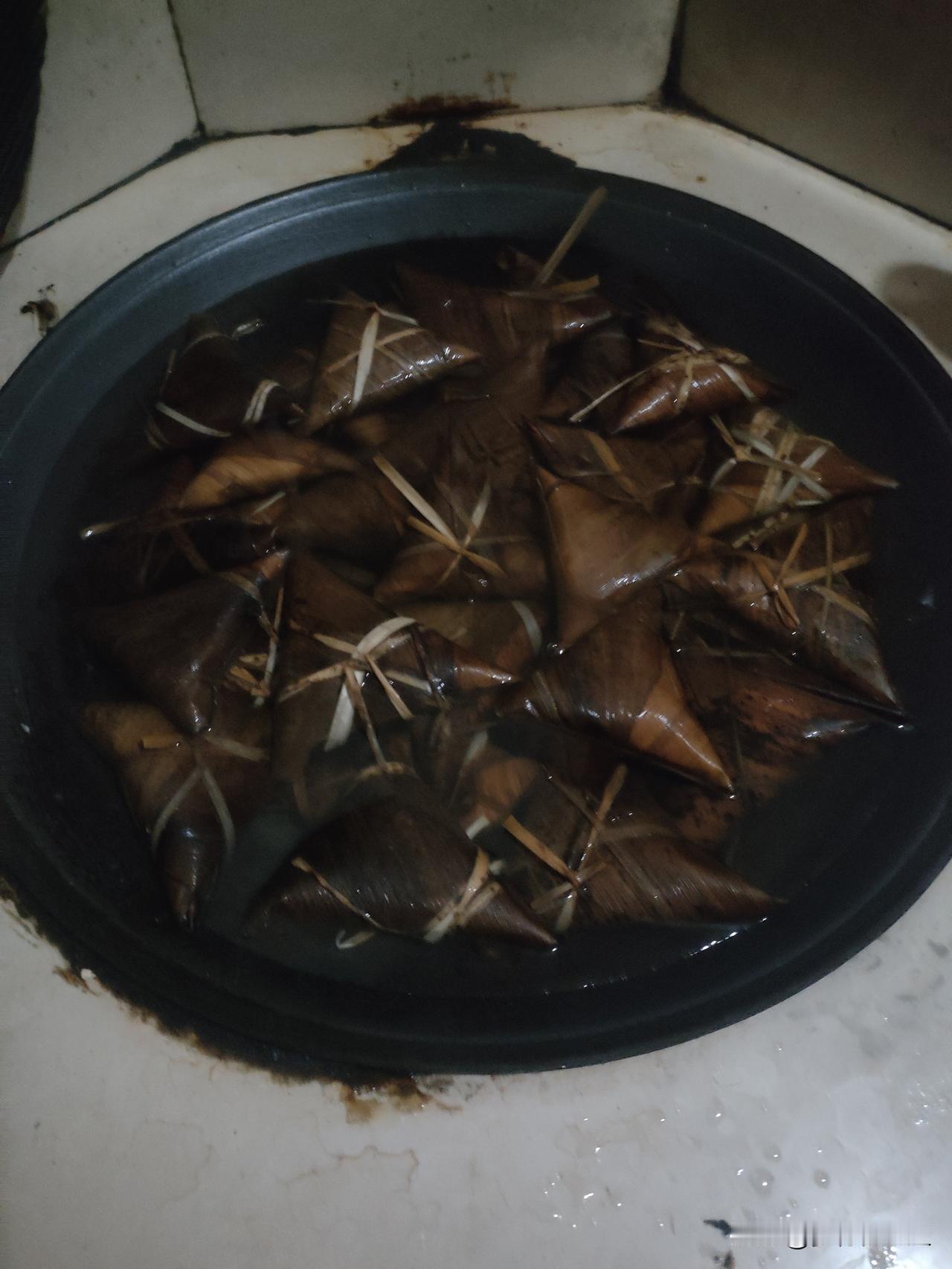 端午节到，很不想过节日
农历5月初四下午包粽子，炸油条，炸糖糕，整整忙了一下午，