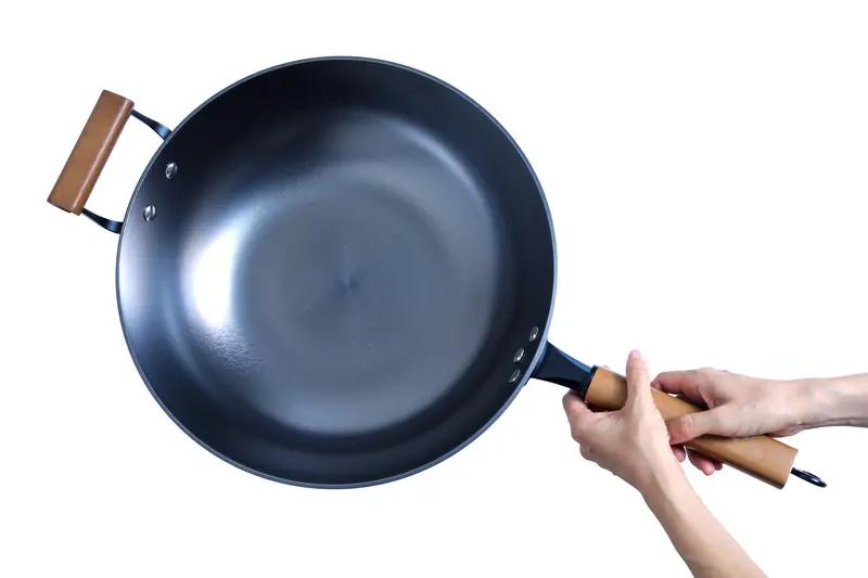 有位男子在直播间看到铁锅的icon（图标）正在搞促销，只要8.8元一个。这价格，