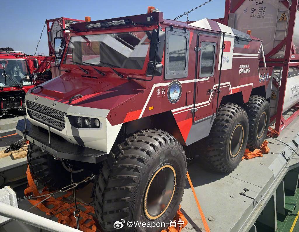 兵器影像[超话] 中国第42批南极科考队配备的“雪豹”6✖️6轮式高机动载具 ​