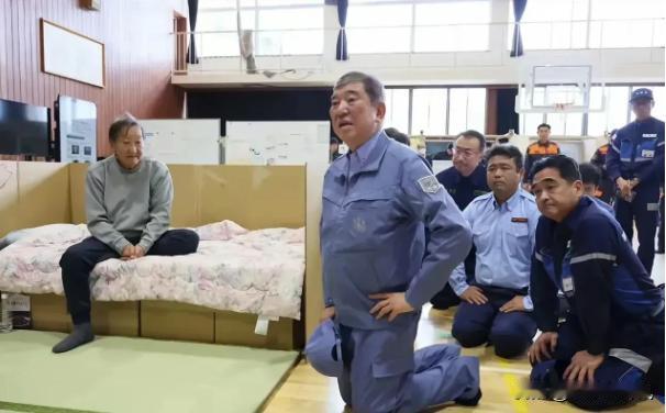日本首相石破茂下跪了，这可不是什么新鲜事。在日本政治人物在灾难面前下跪几乎成了他