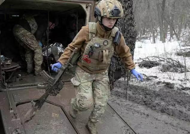 乌克兰亚速旅俘虏承认，乌军女兵根本没用，很多都变成了战地情人。乌军独立第3亚速旅