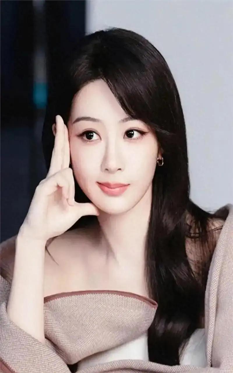 杨紫被曝将主演扶贫剧《生命树》，消息一出饭圈先炸。

我刷到爆料贴说剧组已低调去