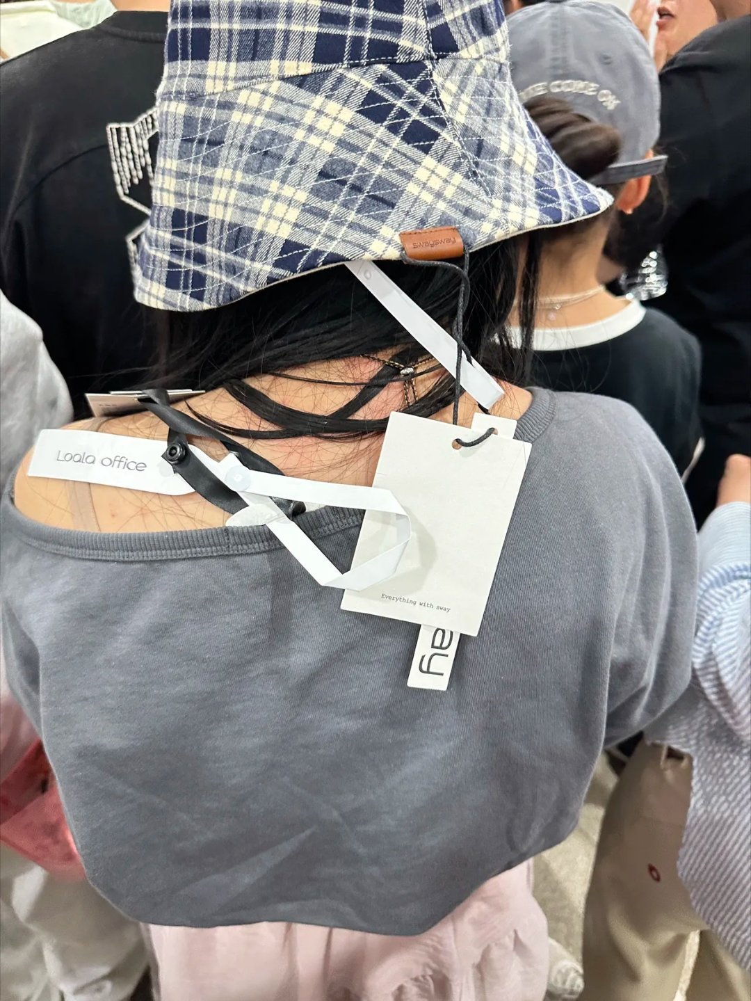 敢问姑娘这出来旅游了，你帽子衣服上了吊牌一个都不摘掉是几个意思？ 