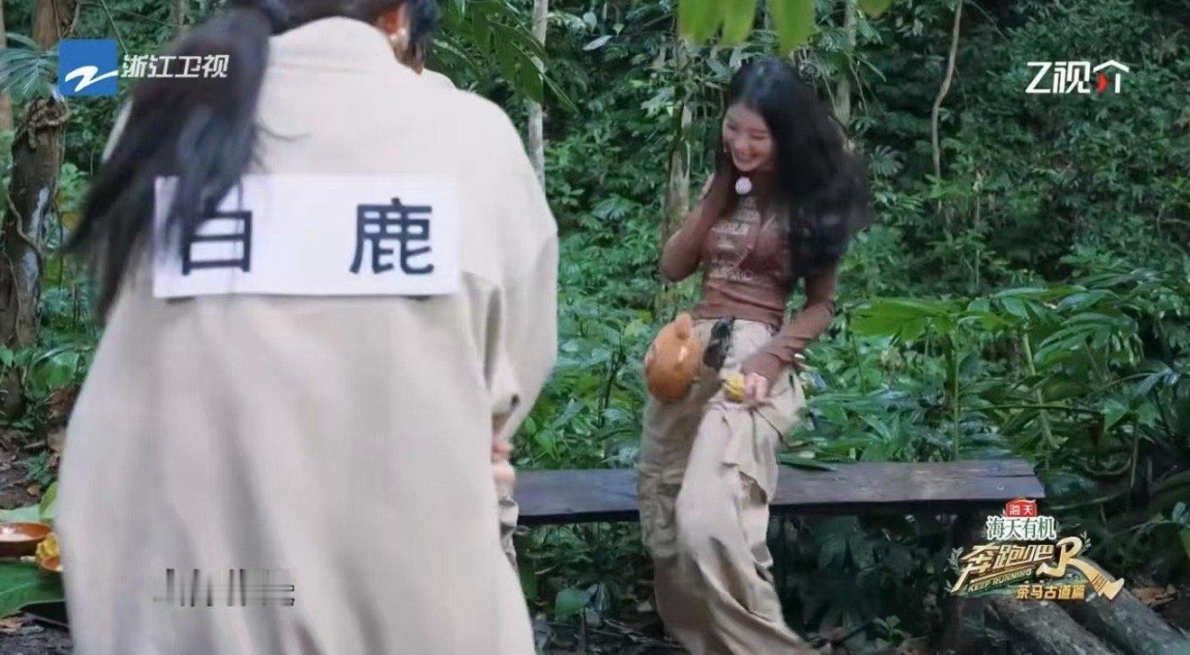沈小婷被虫吓到popping  面对虫子的突然来袭沈小婷的反应好萌！心都要被萌坏
