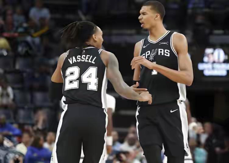 真不想看到文班亚马受伤
不过这就是季后赛的强度
伤病频率会更高
事实上像詹姆斯这